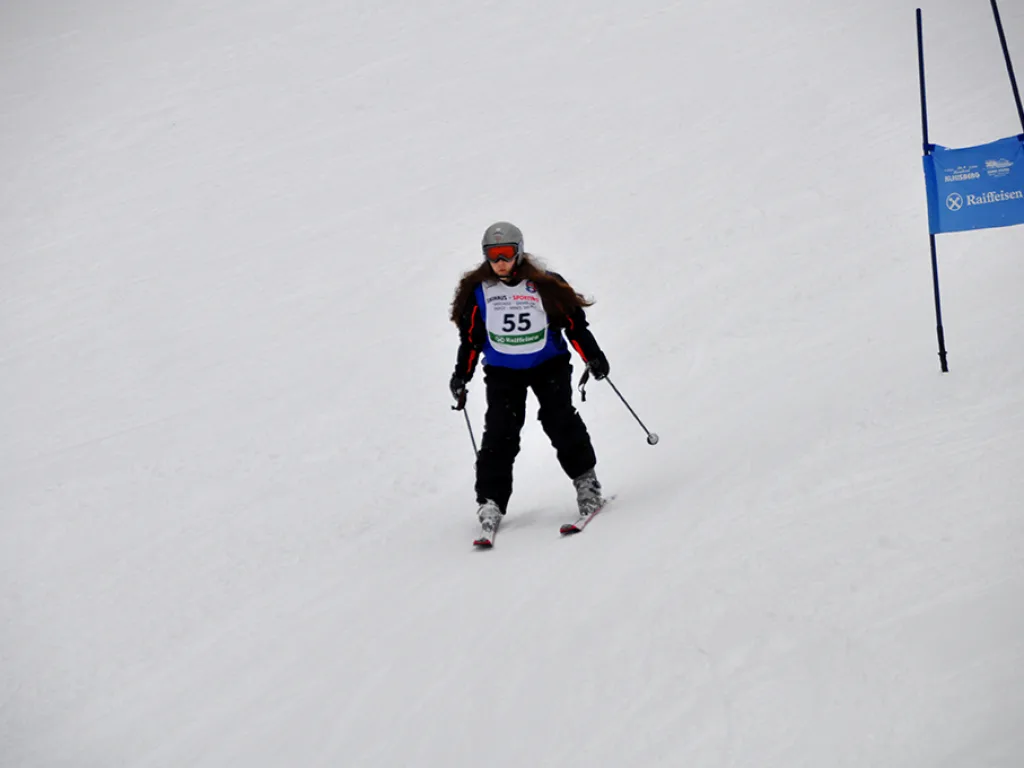 Skifahrerin mit Startnummer 55 auf der Strecke.